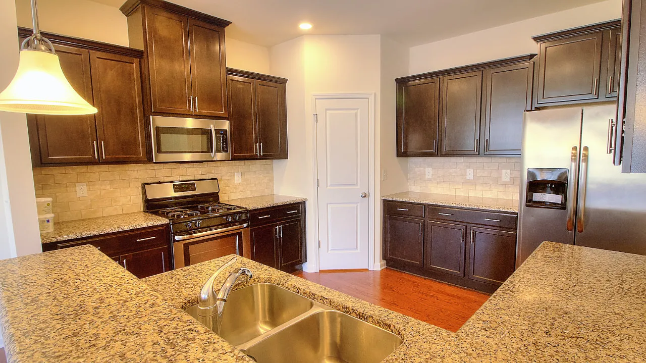 3 bed, 2.5 bath, 1923 sqft, $2,095 — Photo 4