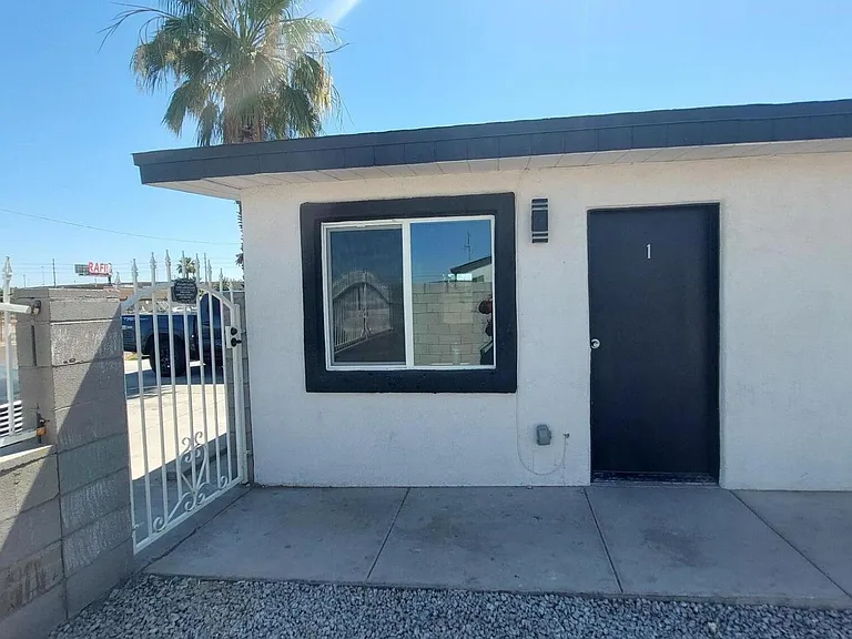 1917 E Monroe St — Photo 1
