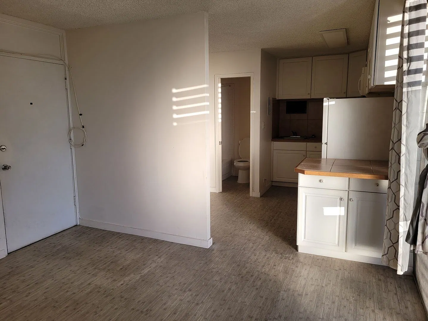 Great Location! Studio, 1 bath, 1 pkg w/Lanai. 300sqft unit . $1600 — Photo 1