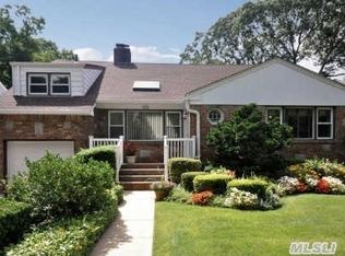 100 Reeve Rd, Rockville Centre, NY 11570