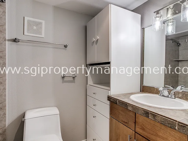 4616 W Lovers Ln — Photo 10