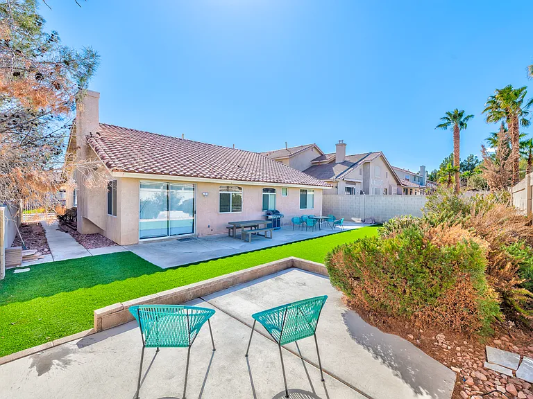 8704 Las Posas Ave — Photo 17