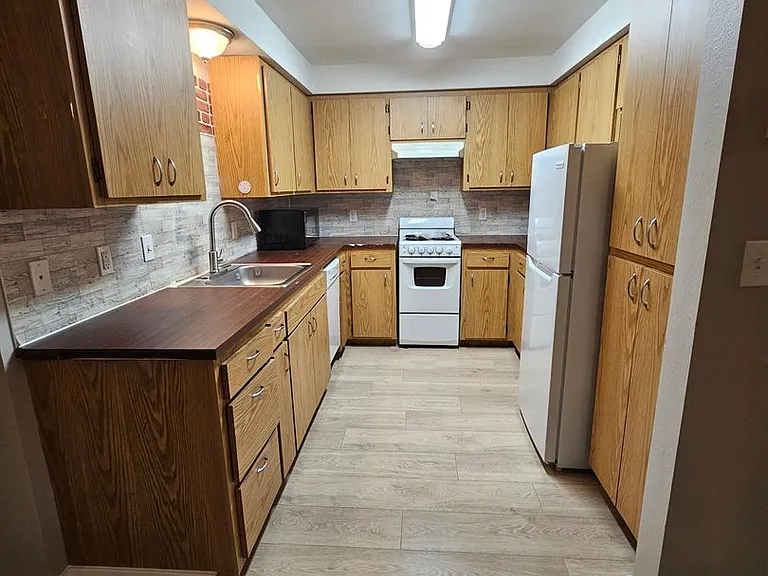 Sherman Oaks Apartments — Photo 14