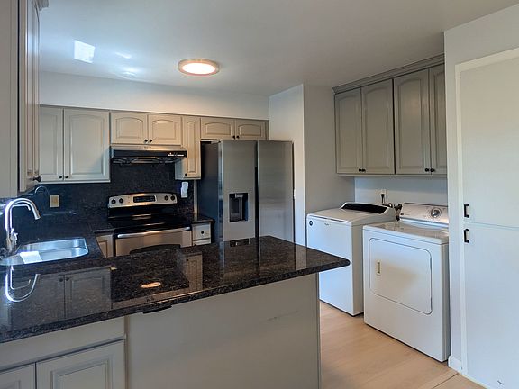 Kitchen with washer/dryer unit
