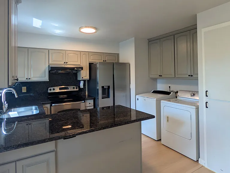 Kitchen with washer/dryer unit
