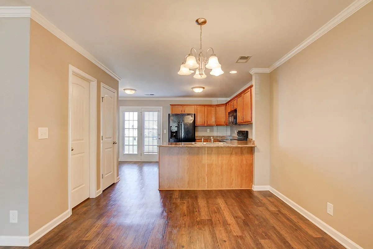Charming Condominium With Breakfast Bar Close To Tennova, Shopping and I-24 — Photo 4