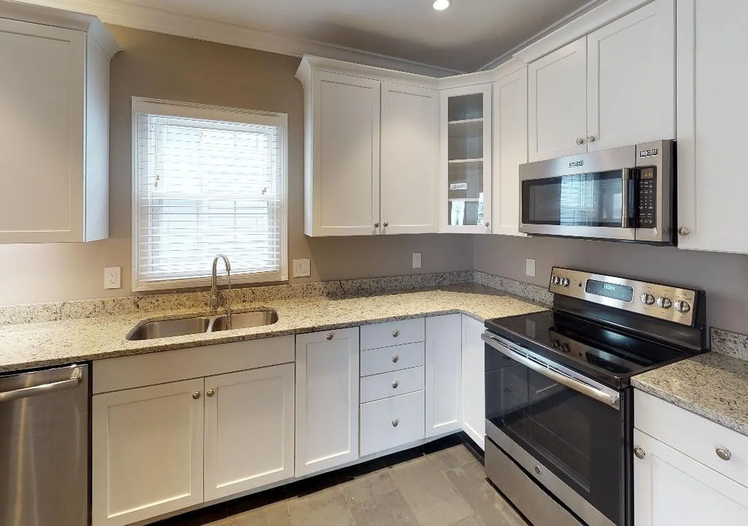 Waitlist for Aug2027Jul2028 Now Open! |5BR/3BA Fort Sanders Home | Steps from Campus & Downtown — Photo 4