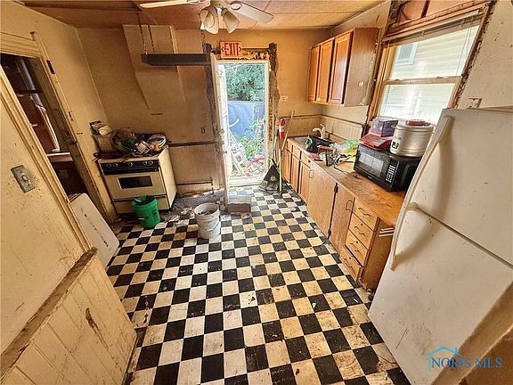 4th image of 1218 Peck St