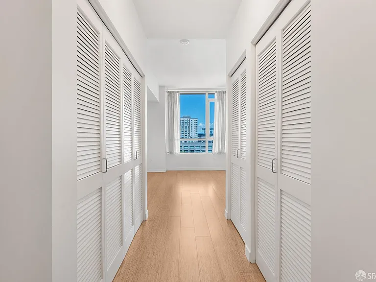 300 Berry St #907 — Photo 15