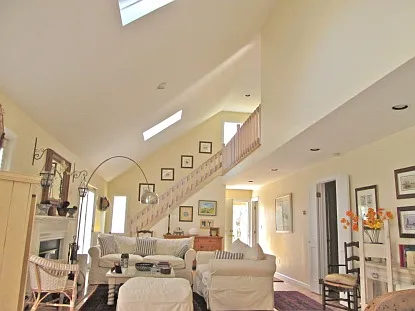 Beautiful Open and Airy Northwest Retreat — Photo 4