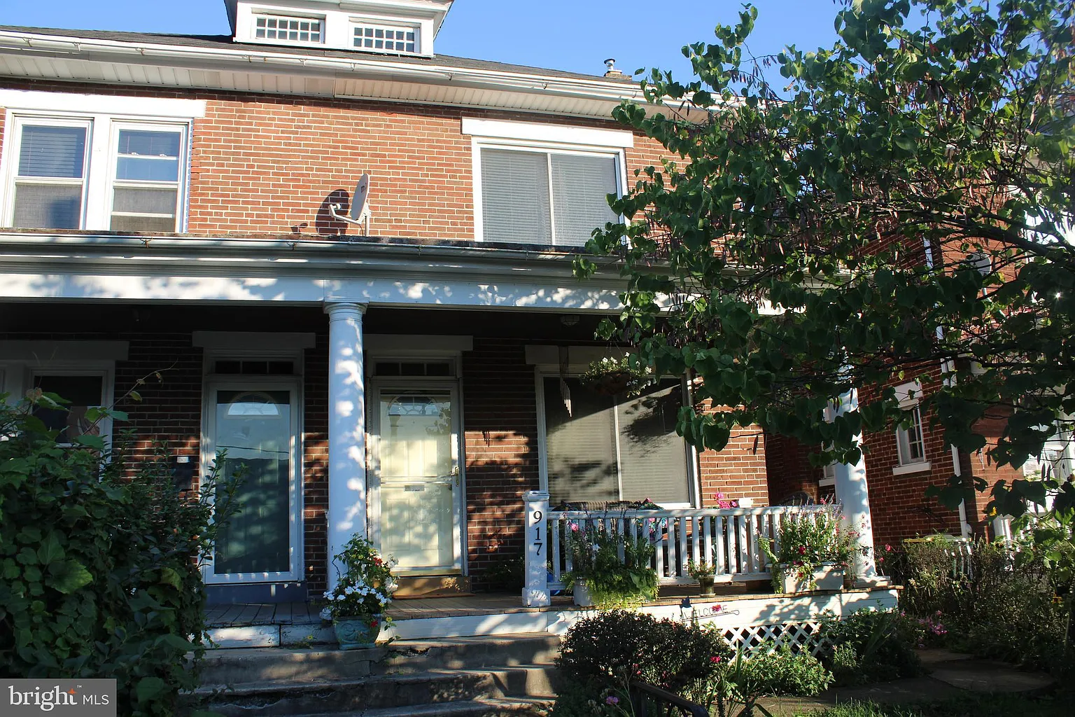 917 Manor St photo 1
