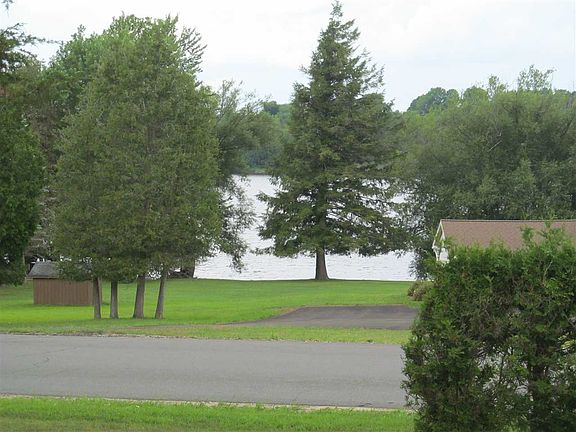 4th image of 392 Lakeshore Dr