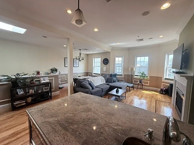 866 E 2nd St #3 — Photo 3