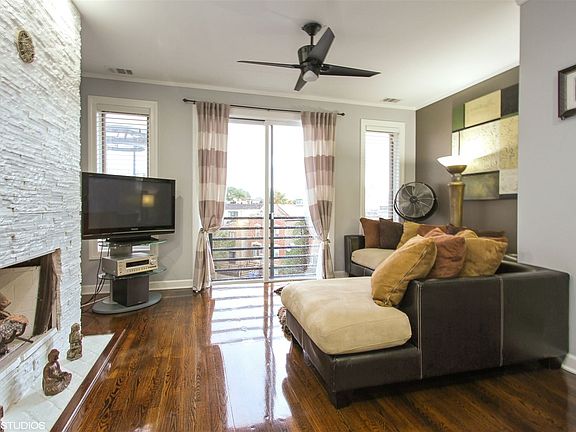 04_870NMILWAUKEE_Unit404_1_LivingRoom_HiRes