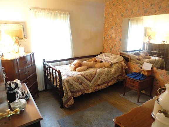 02 BEDROOM 2