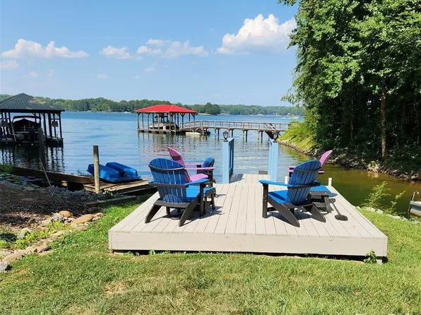 9542 Riviera Dr, Sherrills Ford, NC 28673