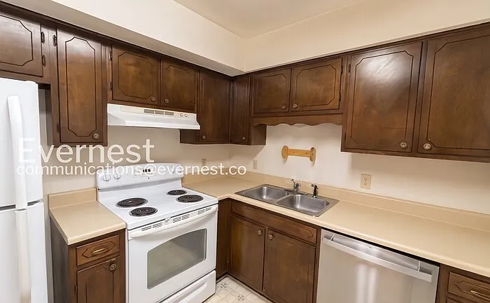 2 bed, 1.5 bath, 927 sqft, $945 — Photo 2