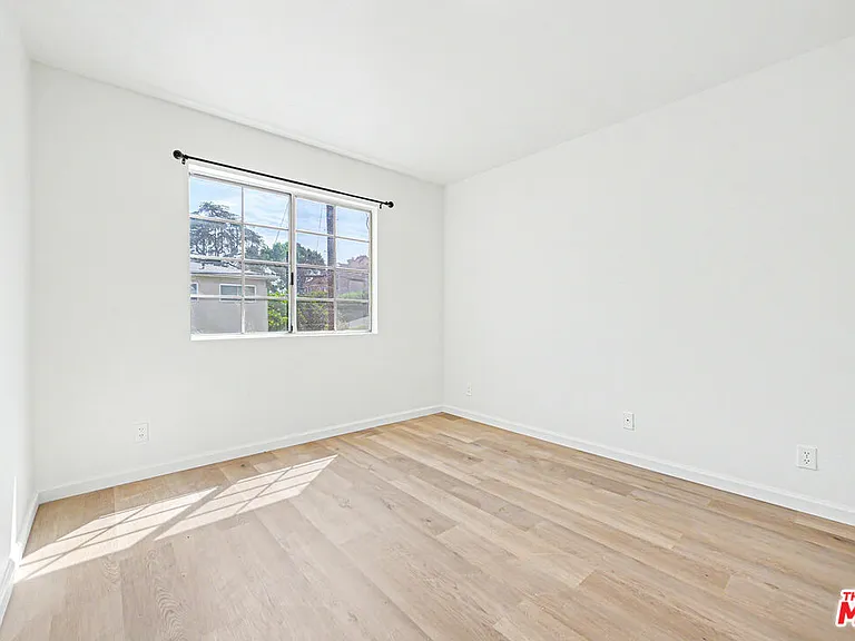 1820 S Barrington Ave #202 — Photo 9