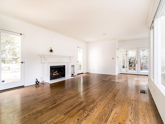4th image of 8475 Franklin Ave