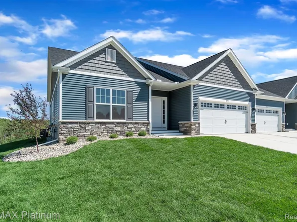 863 Oakwood Cir #23, Fenton, MI 48430