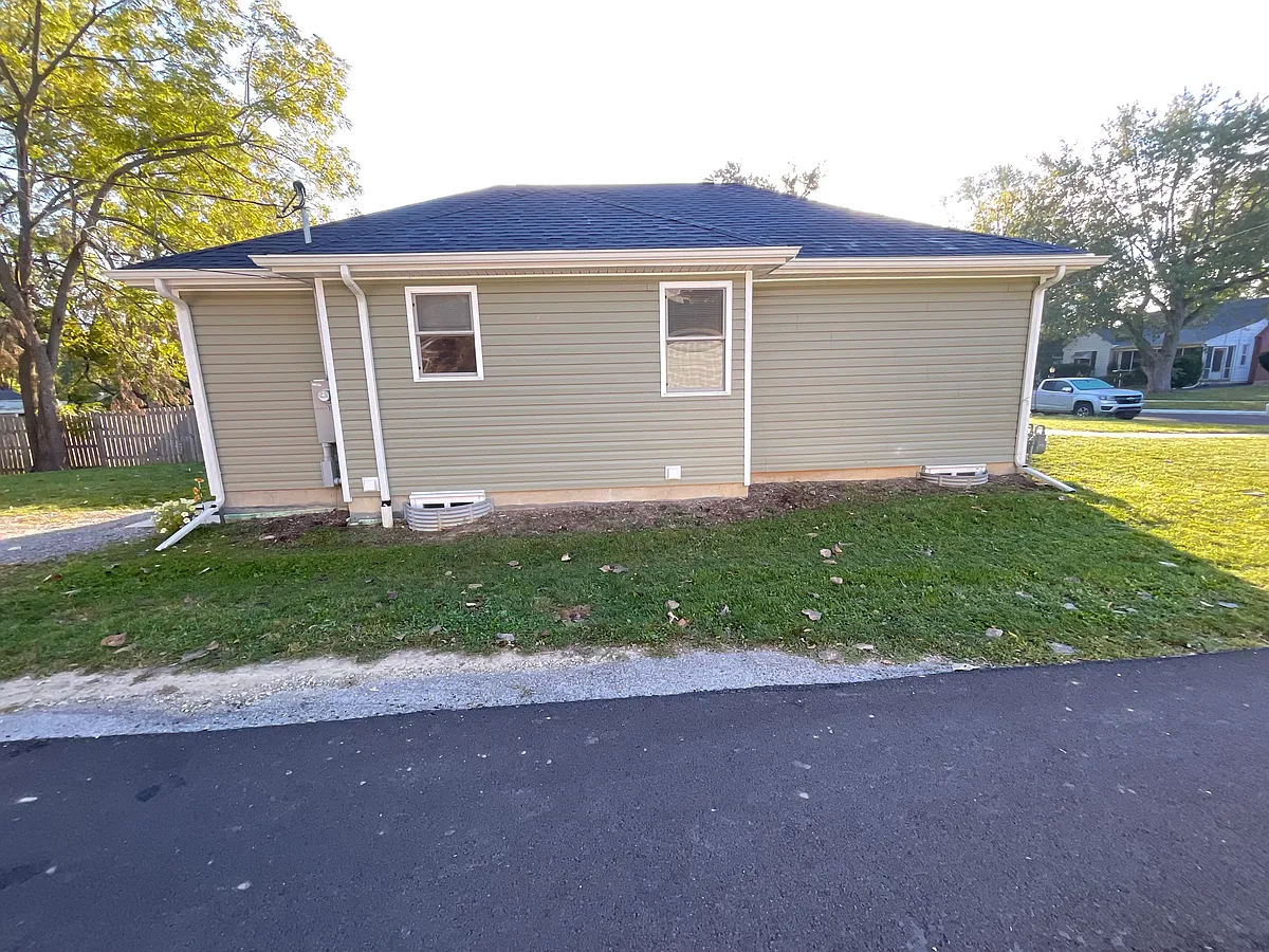 Side view of house - 110 20th St