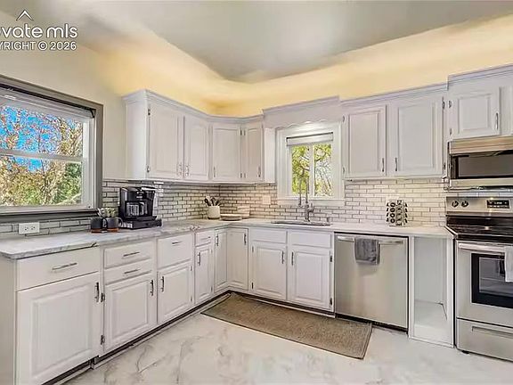 3rd image of 411 Olive St