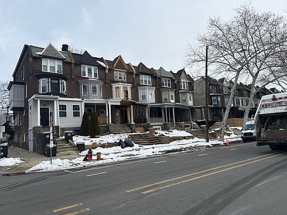 3rd image of 1947 W Erie Ave