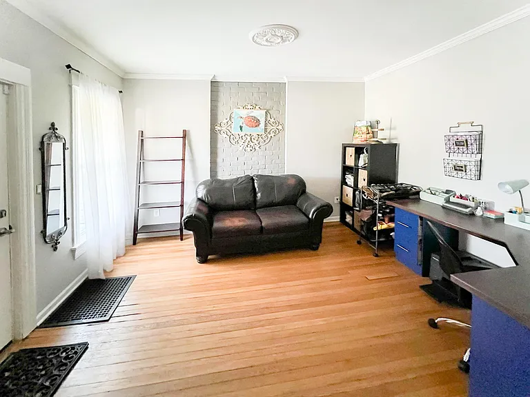 200 Laburnam Cres #1 — Photo 3
