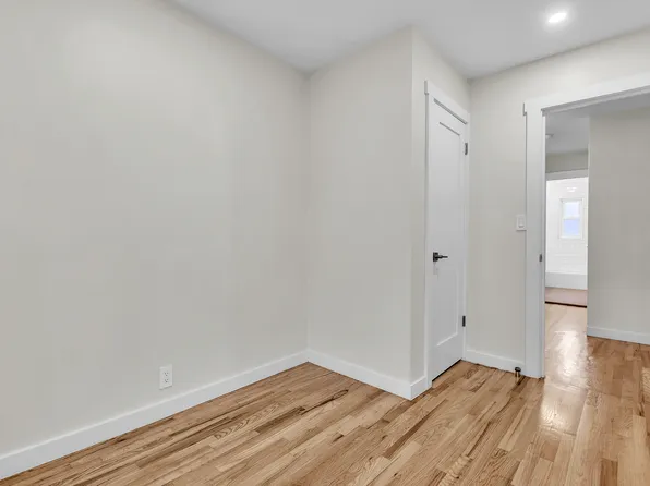 2709 Tenbroeck Avenue image 13 of 31