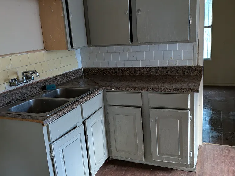 1046 Poinsettia — Photo 12