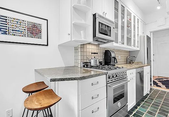 4th image of 26 E 10th St APT 3G