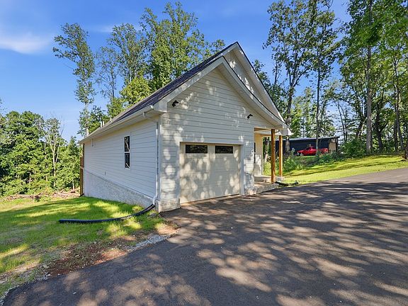 3rd image of 647 Forest Cir