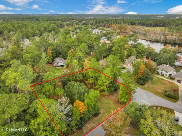 8372 Maunalani Pl, Diamondhead, MS 39525