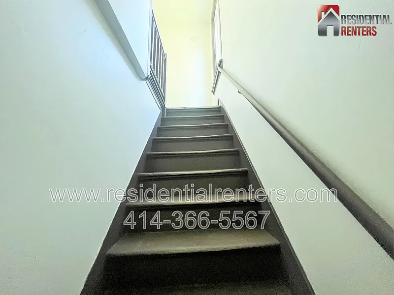 3 bed, 1.0 bath, 1100 sqft, $1,150 — Photo 2