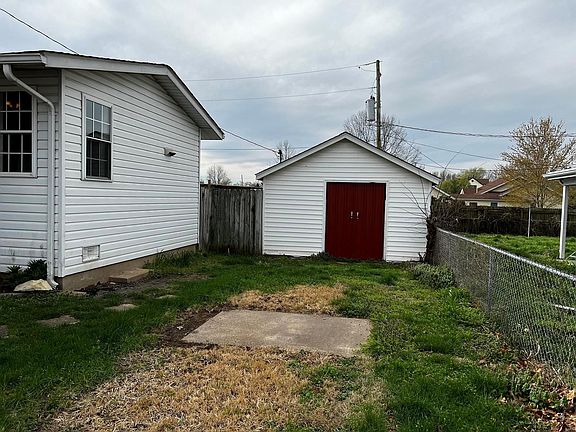 5th image of 404 W James Ave