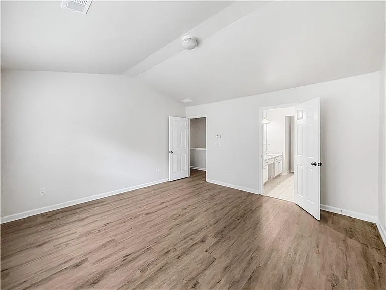 2425 Fairlie Dr — Photo 17