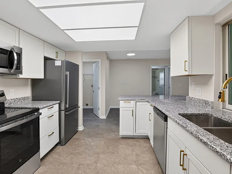 1201 Burlington Ct — Photo 9
