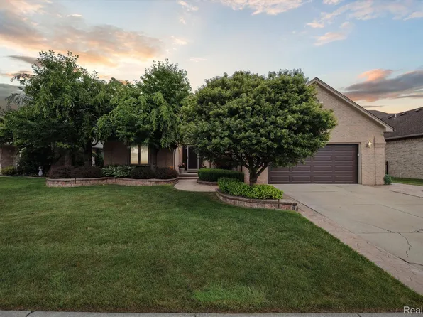 51798 Sequoya Dr, Macomb, MI 48042