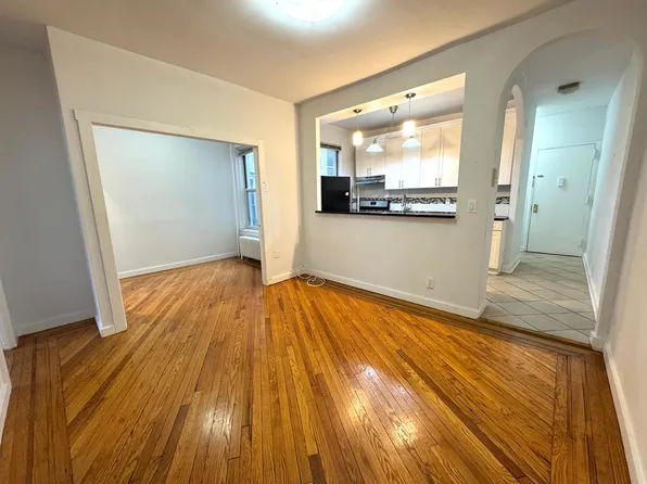 4-33 27th Avenue image 5 of 13