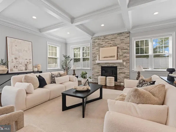 7606 Leonard Dr, Falls Church, VA 22043
