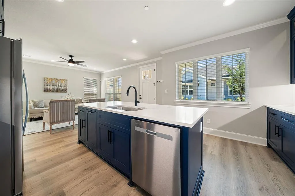 3 bed, 2.0 bath, 1339 sqft, $2,650 — Photo 4