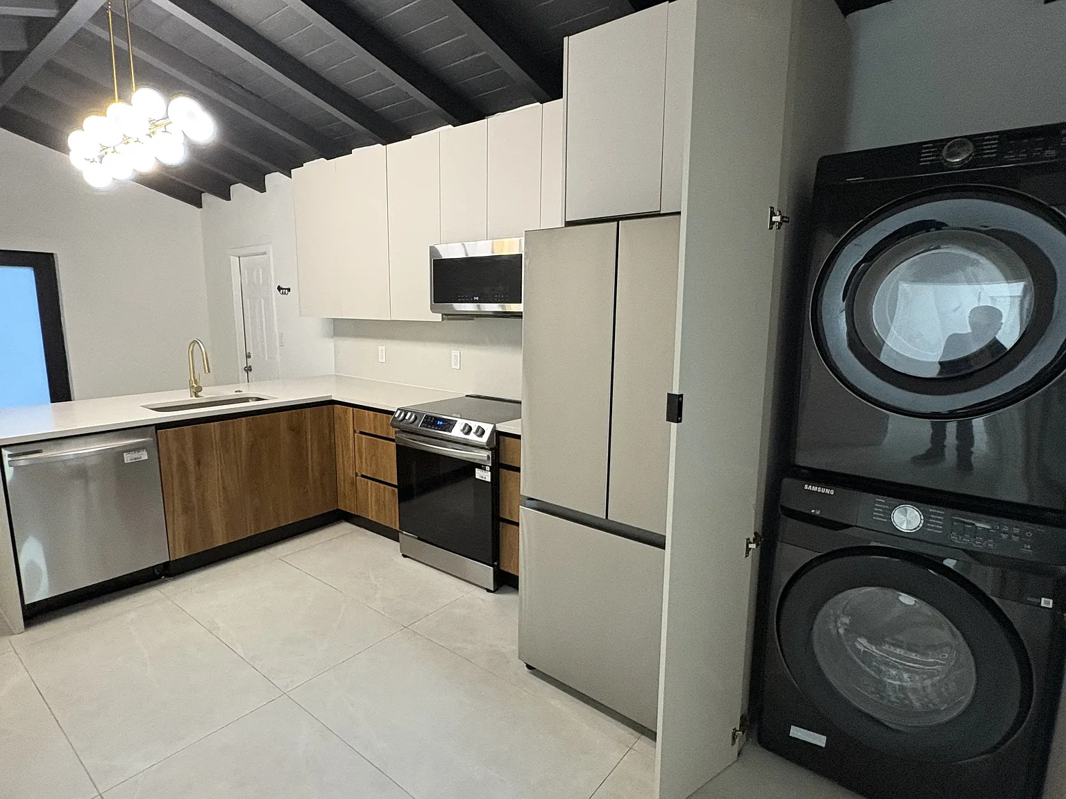 3 bed, 832 sqft, $3,300 — Photo 3