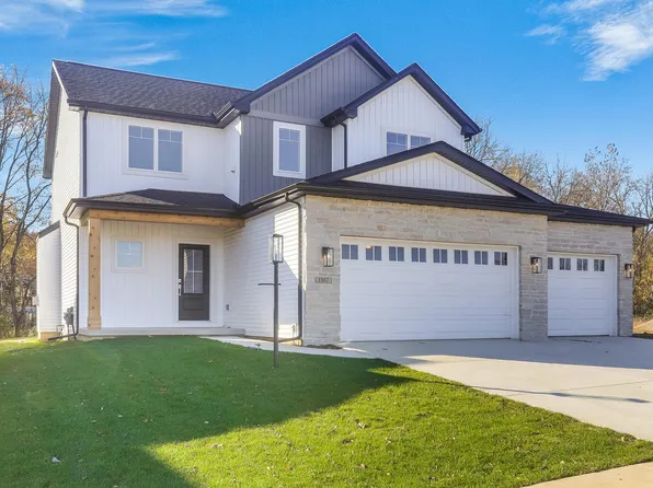 1307 Ravenwood Ln, Mahomet, IL 61853