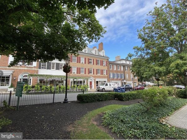 61 Palmer Sq W APT D