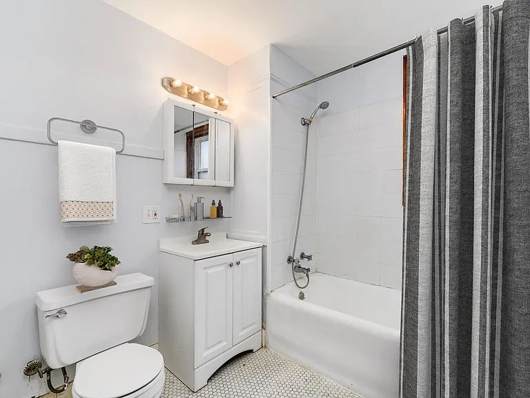 2150 W Shakespeare Ave #2R — Photo 9