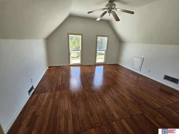 4th image of 421 Nemaha St
