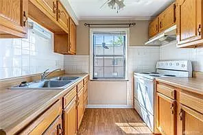526 Corona Ave — Photo 9