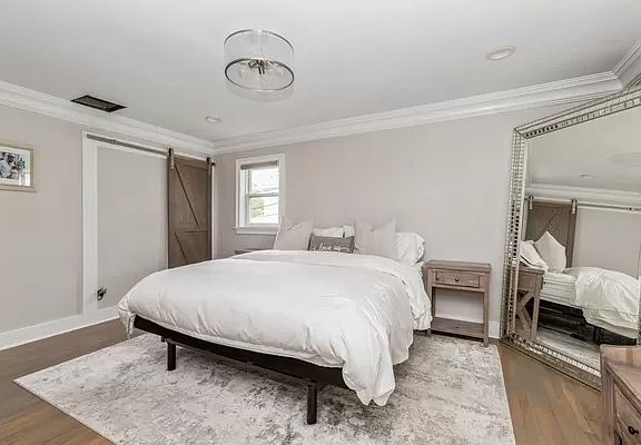 2nd image of 2611 Bell Blvd