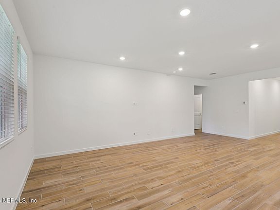 4th image of 7325 EVERETT FOREST Drive