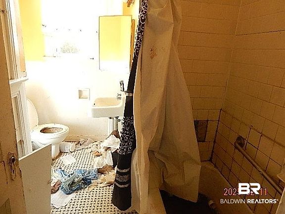 5th image of 559 Williams St